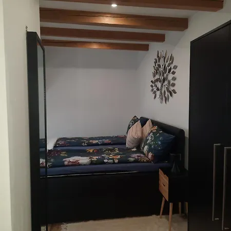 A 6 J 22 Michelangelo Netflix Fußgängerzone